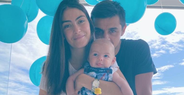 Mariana Uhlmann posta clique com Felipe Simas e Vicente e brinca com a pose do filho