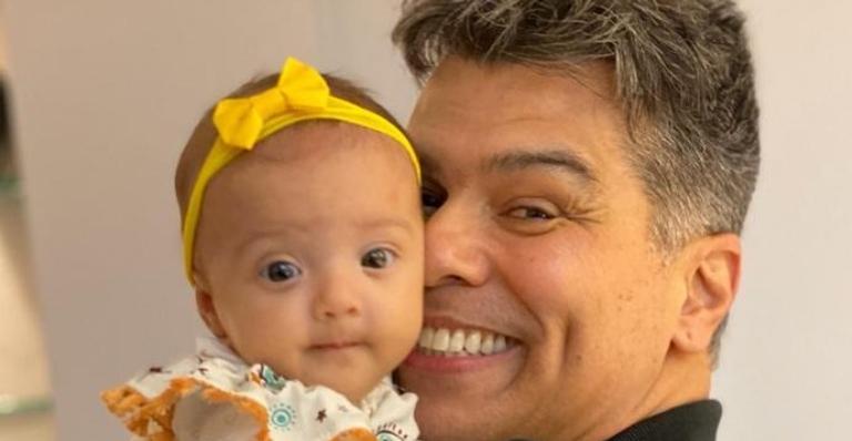 Mauricio Mattar comemora batizado da neta, Esmeralda: ”Estou muito feliz”