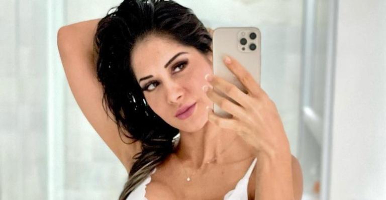 Mayra Cardi surge completamente nua tomando banho e corpaço escultural rouba a cena