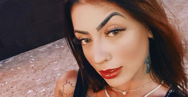 MC Mirella rebola só de toalha e arranca suspiros na web