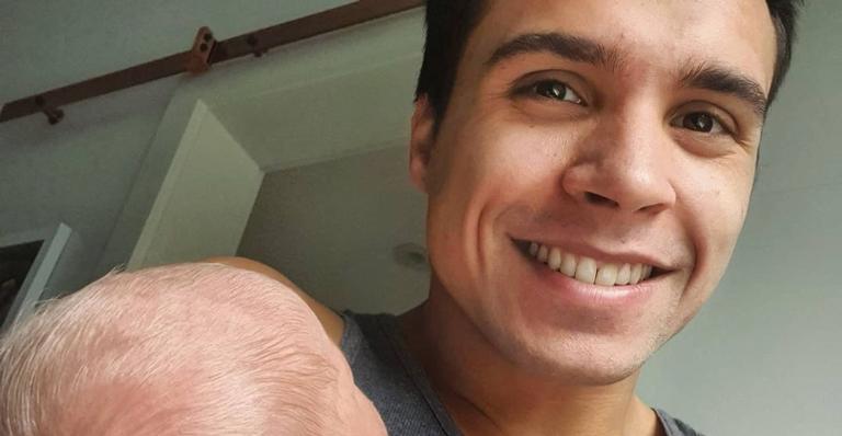 Petrix Barbosa posa coladinho com a filha recém-nascida: ”Vida de papaizinho!”