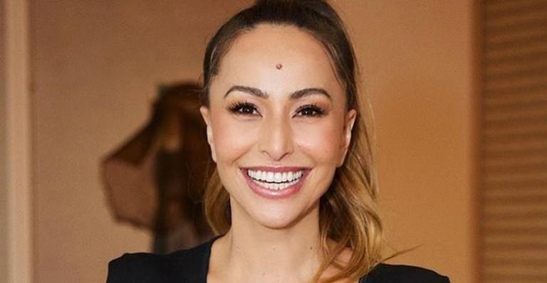 Sabrina Sato posa deslumbrante de toalha em seu camarim