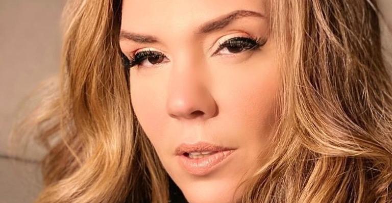 Aos 44 anos, Simony posa com look de treino justinho e exibe corpaço: ”Coloca as de 18 no bolso!”