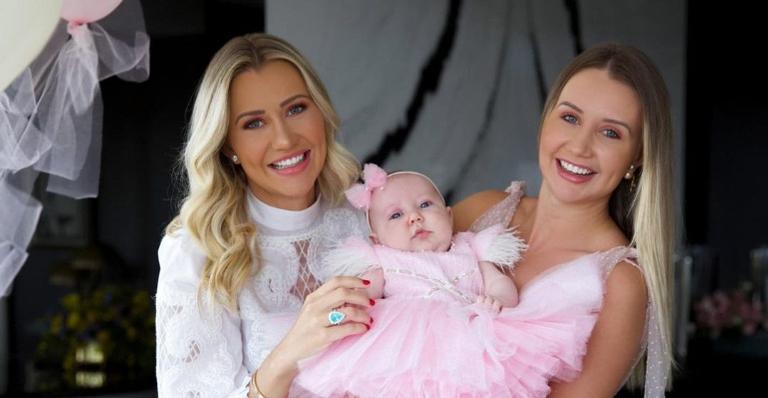 Ana Paula Siebert combina look com a filha, Vicky, e a irmã: ”O Natal está chegando”