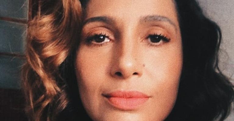 Camila Pitanga publica clique na praia e recebe elogios de fãs: ”Sempre charmosa”