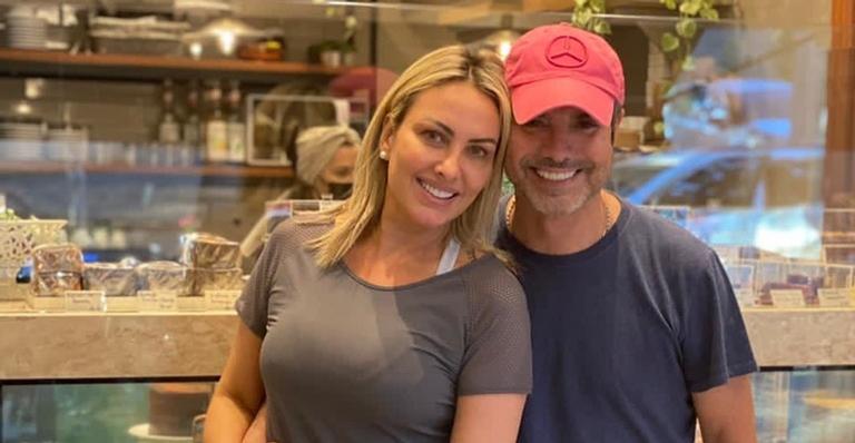 João Kleber posa com a esposa e se declara: ”Mulher que me ensinou o valor da paciência”