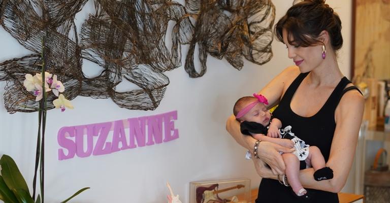 Com temática do rock, Júlia Pereira celebra primeiro mês da filha Suzanne