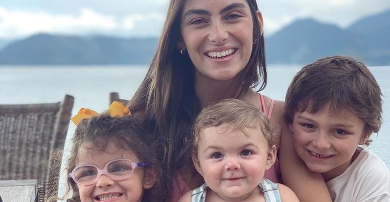 Maternidade real! Mariana Uhlmann fala sobre o caos de andar de carro com os três filhos