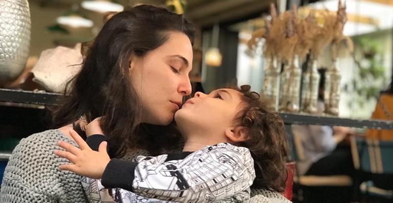 Tainá Müller conta reação do filho ao ganhar uma camiseta de policial