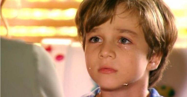 Alberto faz Samuca de refém e assusta Ester em ‘Flor do Caribe’