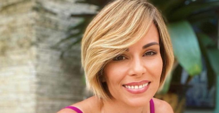 Aos 47 anos, Ana Furtado pose de maiô e recebe elogios: ”Linda”