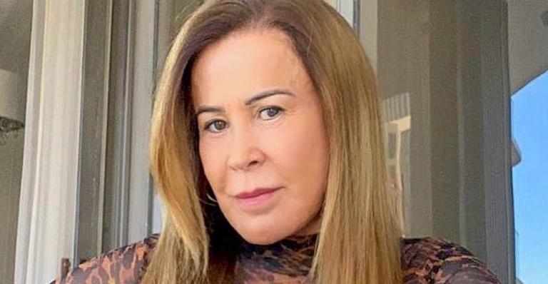 Aos 62 anos, Zilu surge seminua durante massagem e rouba a cena com barriga negativa com piercing