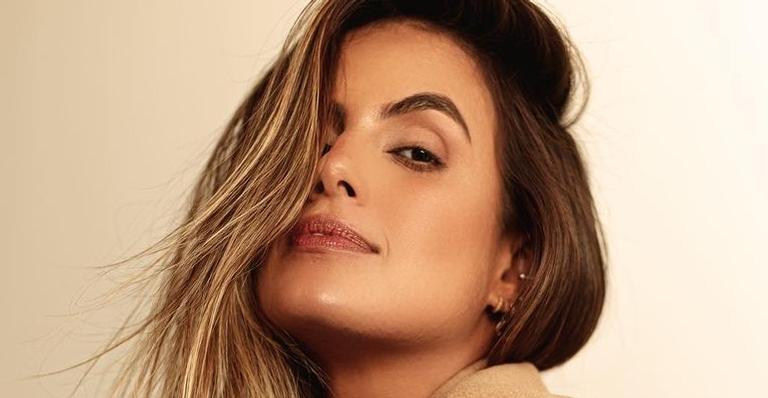 Carol Peixinho posa com biquíni fininho e ostenta curvas esculturais: ”Que corpo!”