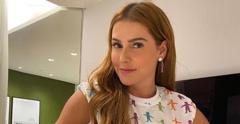 Deborah Secco surge deslumbrante em clique antigo de biquíni e recebe elogios de fãs: ”Que linda!”