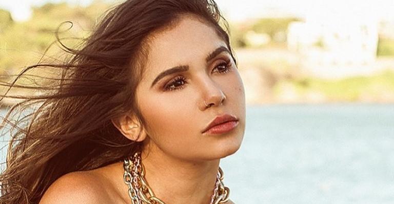 Gizelly Bicalho posa deslumbrante de topless e deixa web babando: ”Monumento de mulher”