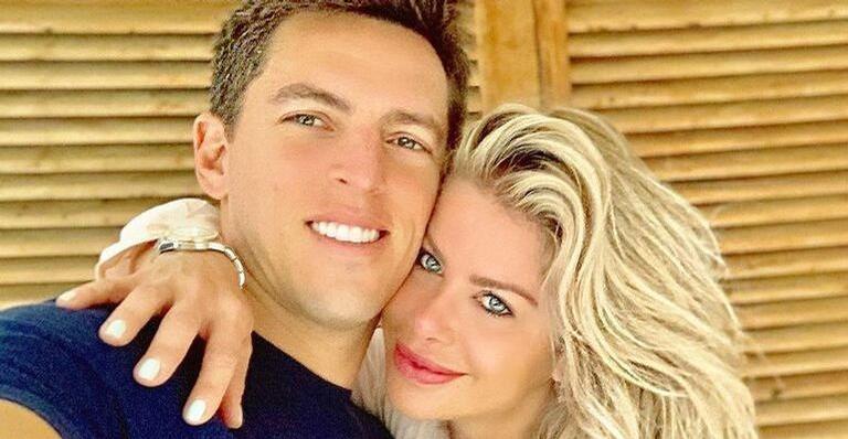 Karina Bacchi surge beijando o marido em vídeo e encanta web: ”Te beijo todo”