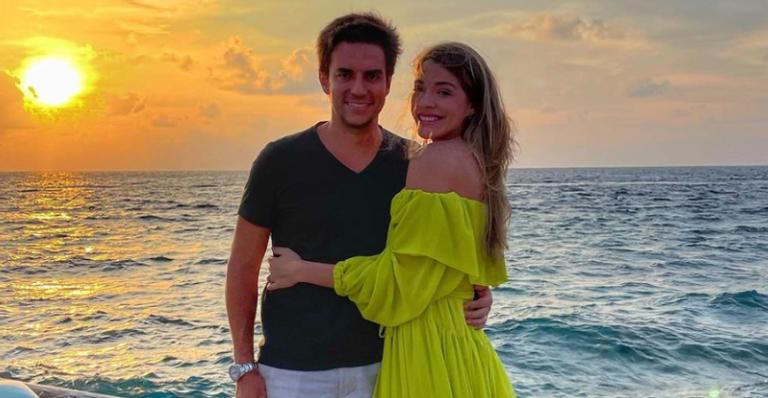Luma Costa surge em clima de romance com o marido durante passeio de barco em cenário paradisíaco