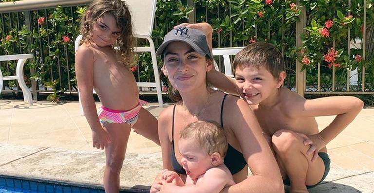 Mariana Uhlmann se derrete pelos três filhos em clique natalino: ”Amores de mamãezinha”
