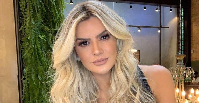 De shortinhos e camisa amarrada, Mirella Santos esbanja curvas e arranca elogios