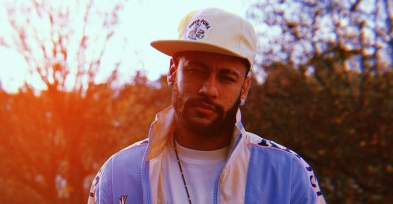 Após vitória do PSG na Liga dos Campeões, Neymar posa ao lado de parte do elenco: ”Nos divertimos”
