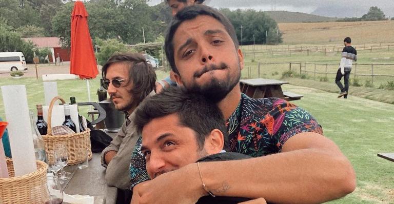 Rodrigo Simas celebra aniversário do irmão, Bruno Gissoni: ”Orgulho do homem que se tornou”