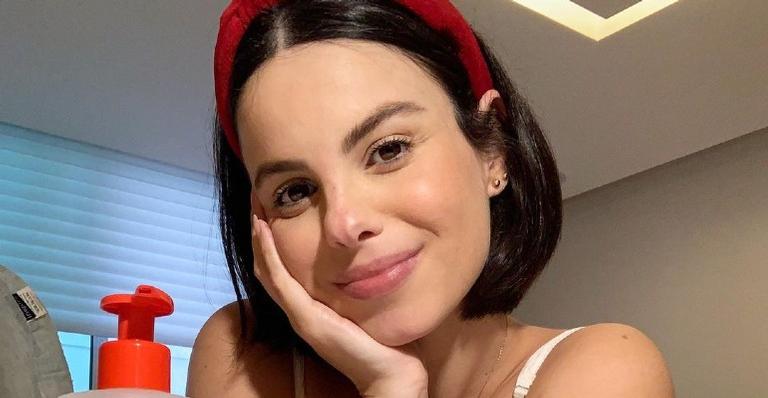 Um mês depois do nascimento do filho, Sthefany Brito relembra clique com o barrigão