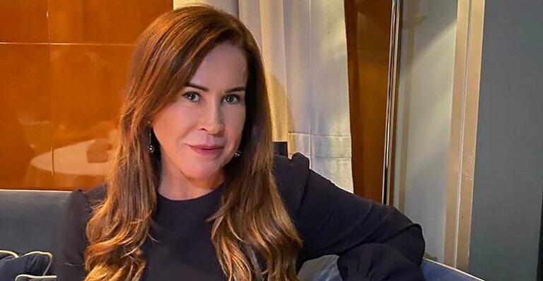 De blusa transparente, Zilu Camargo posa cheia de estilo e arranca elogios