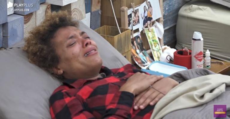 A Fazenda: Lidi cai no choro por não conseguir se despedir das jumentas