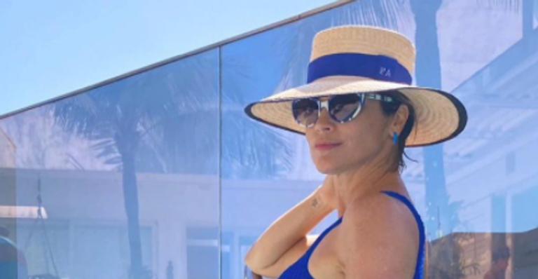 Aos 46 anos, Flávia Alessandra eleva a temperatura e empina o bumbum em clique de biquíni