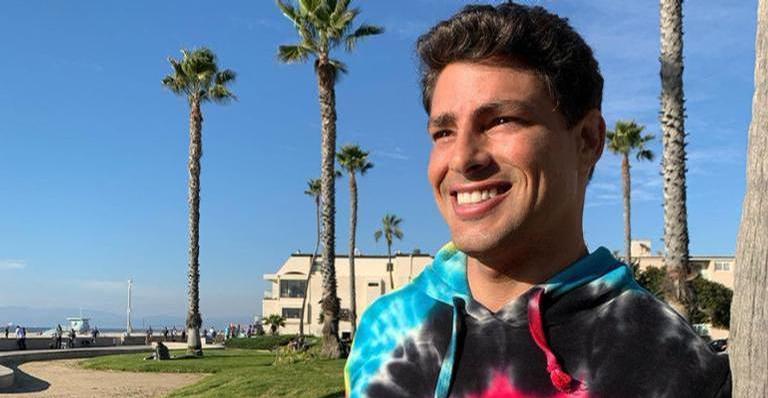 Cauã Reymond surge de sunga esbanjando corpo sarado e chama atenção: ”Sauninha delícia”