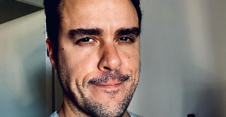 Joaquim Lopes surge olhando para horizonte em passeio de barco e brinca: ”Fim de semana a vista”