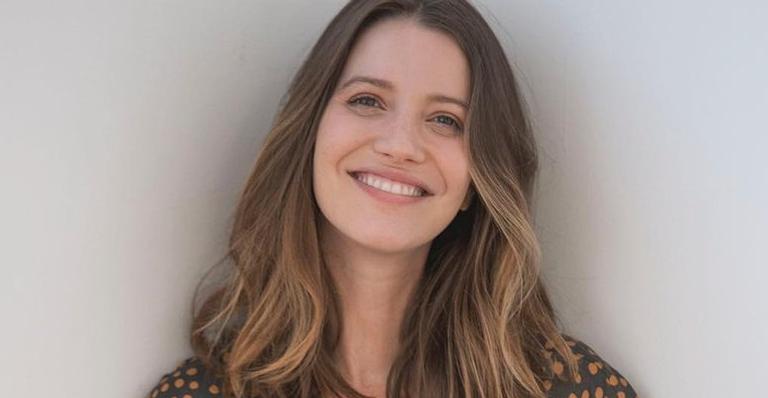 Nathalia Dill posa com blusa curta e a calça aberta para exibir barrigão na reta final da gestação