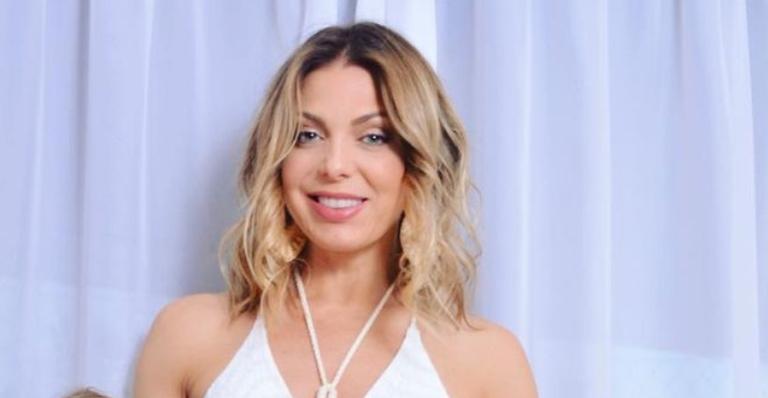 Sem sutiã, Sheila Mello surge em foto ousada com body completamente transparente: ”A mais bela!”