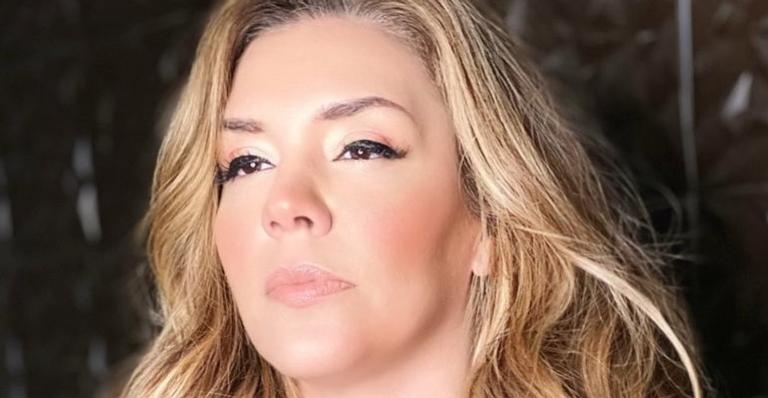 Simony ostenta curvas esculturais ao posar com blusa curtinha e calça branca justa: ”Deslumbrante”