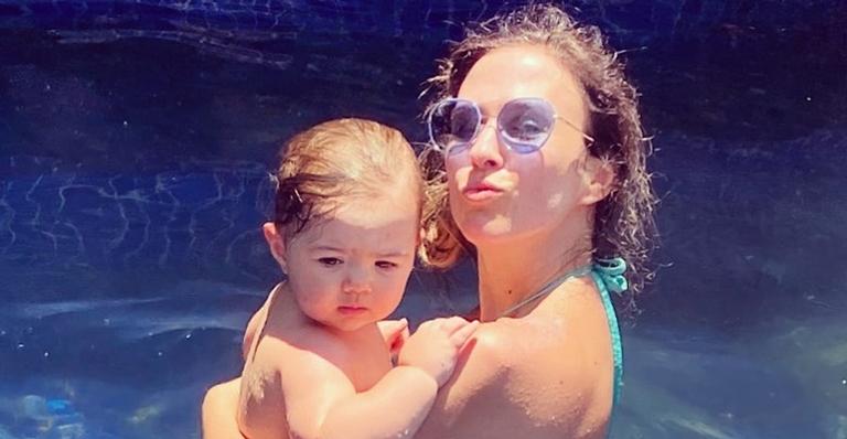 Tatá Werneck se diverte com a filha, Clara Maria, em momento ‘tapas e beijos’