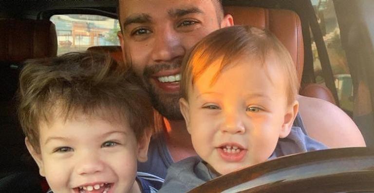 Gusttavo Lima encanta a web ao surgir em momento de diversão com com os filhos