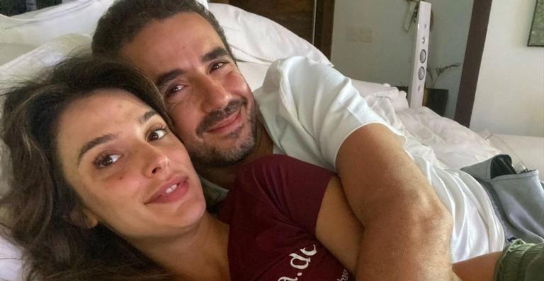 Rafa Brites mostra momento preguiça ao posar coladinha com Felipe Andreoli