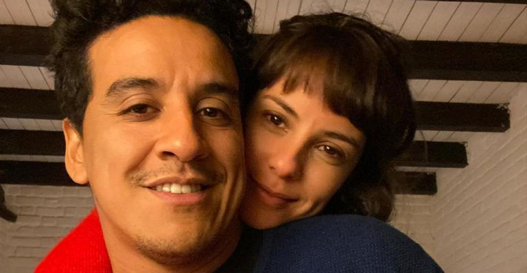 Andréia Horta posa coladinha ao marido, Marco Gonçalves e se declara: ”Meu par!”