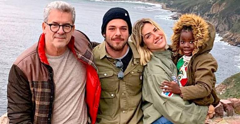 Giovanna Ewbank se derrete ao registrar o pai com os netos: ”Super nono”