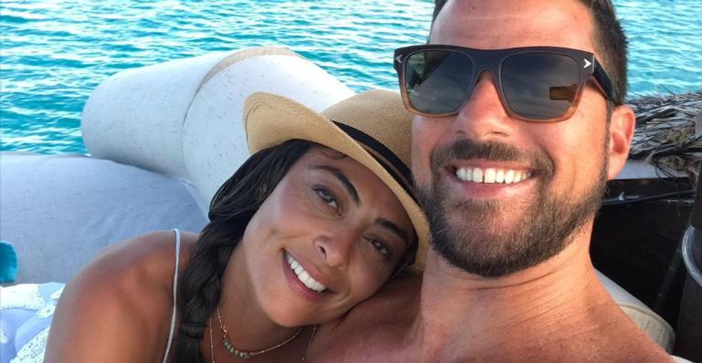 Juliana Paes recebe elogios de fãs ao posar coladinha ao marido: ”Amo um casalzão!”