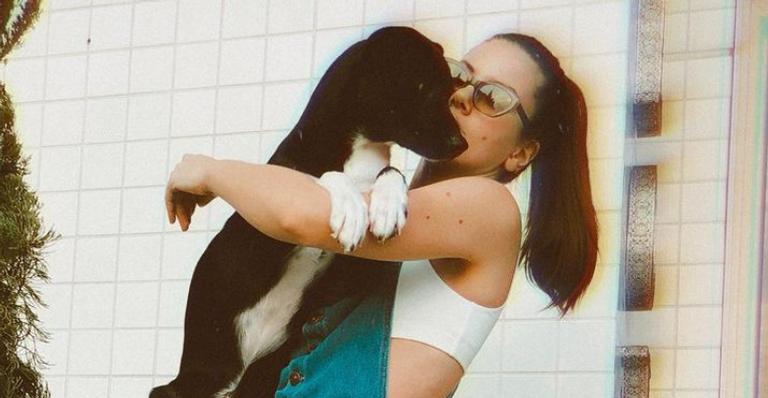 Camila Queiroz celebra primeiro aniversário de sua cachorrinha: ”Te amamos muito, pretica”