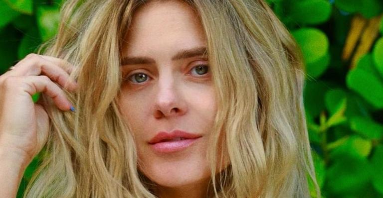 Belíssima, Carolina Dieckmann dispensa parte de cima do biquíni e posa de topless: ”Sensacional”