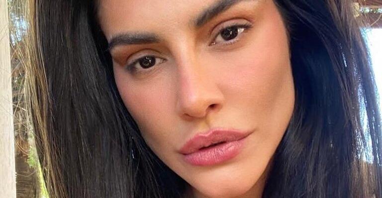 De top, Cleo esbanja corpão em foto e impressiona fãs: ”Minha pressão caiu aqui”