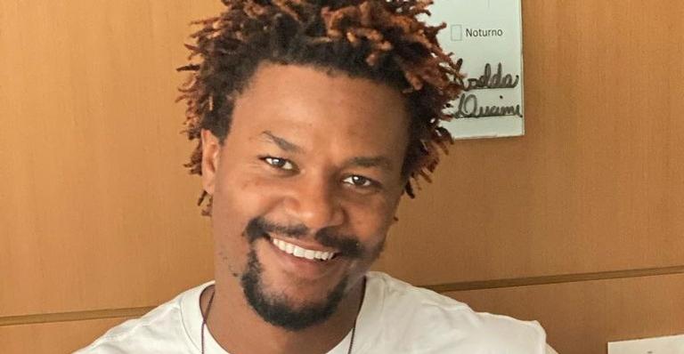 David Junior posta foto com a esposa e a filha recém-nascida: ”A família cresceu”
