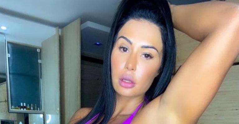 Gracyanne Barbosa abre as pernas e exibe flexibilidade no pole dance