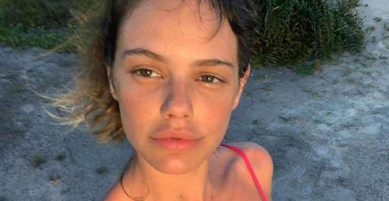 Laura Neiva encanta ao postar fotos ‘amassando’ a filha: ”Minha bebê já vai fazer 1 ano”