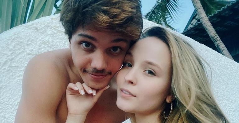 Leo Cidade posa agarradinho com Larissa Manoela e celebra 3 anos de namoro