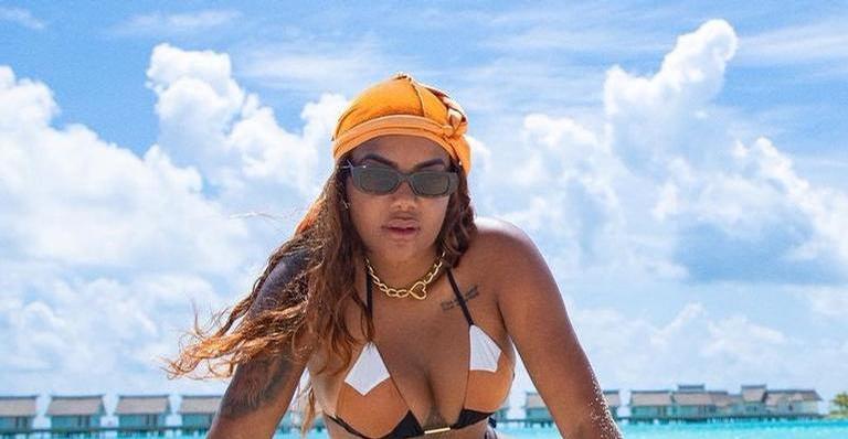 Nas Ilhas Maldivas, Ludmilla posa com guitarra em paisagem de tirar o fôlego: ”Gata”
