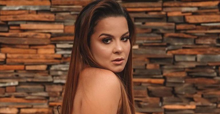 Em dia de piscina, Maiara exibe corpaço com biquíni branco fininho e rouba a cena da web