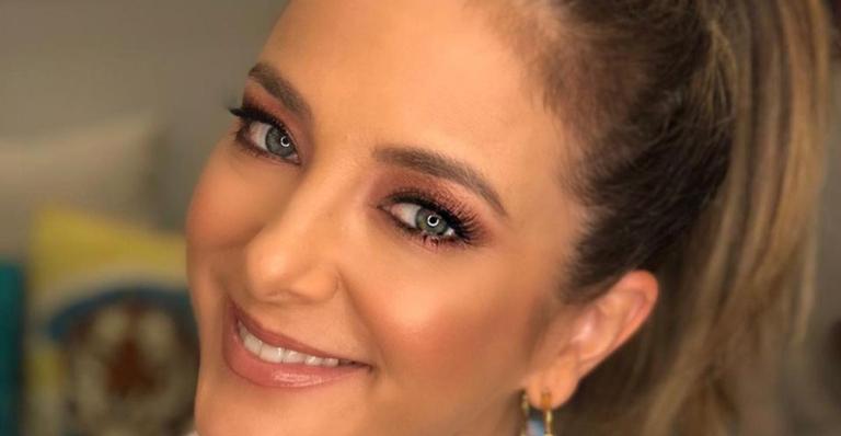 Ticiane Pinheiro arranca elogios da web ao posar com look azul: ”Zero defeitos!”